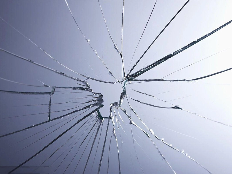 Il vetro rinforzato termicamente si rompe automaticamente?