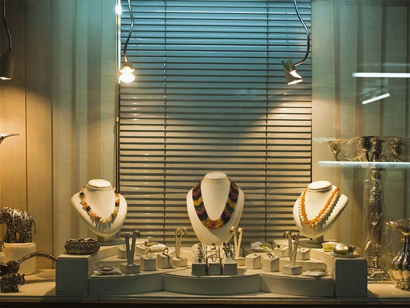 Quali sono i vantaggi del vetro antiproiettile rispetto al vetro ordinario