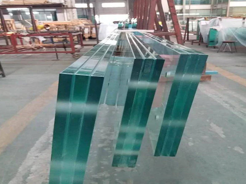 È davvero sicuro che ci sia solo uno strato sottile di vetro nella passerella in vetro?