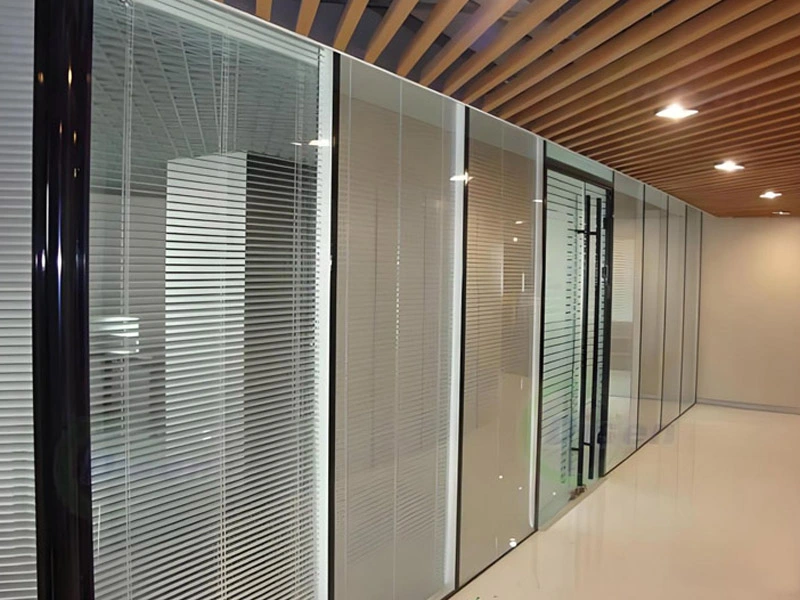 Vetro isolante cieco controllato automaticamente